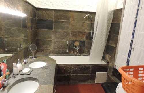 La Real Apartment | Appartement cosy, wifi et parking.