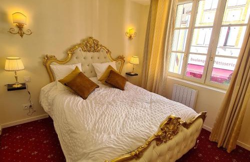 Sully-sur-Loire Apartment | Appartement Délire Baroque à Sully-sur-Loire avec Climatisation - FR-1-590-557