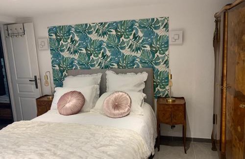 Sollies-Toucas Apartment | Appartement de caractère Le Camélia, 56m², dans propriété au calme avec piscine by le Mas de Louise et Sacha