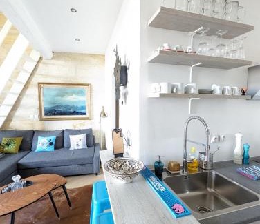Saint-Michel Apartment | Appartement de charme sous les toits avec vue sur la Garonne
