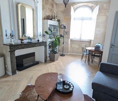 Saint-Michel Apartment | Appartement de charme sous les toits avec vue sur la Garonne
