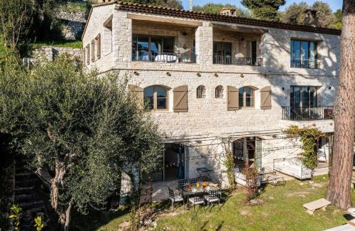 La Colle-sur-Loup Apartment | Appartement de Charme avec jacuzzi et sauna – Une Expérience Authentique et Intemporelle