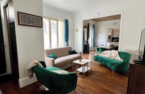 Fontainebleau Apartment | Appartement de Luxe Avec Fresque