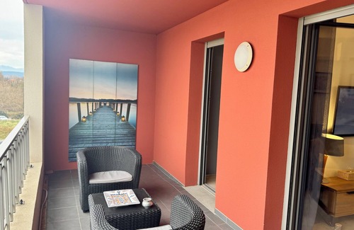Grand Sud Apartment | Appartement Dernier Etage Piscine Parking Prive vue sur la Sainte Victoire