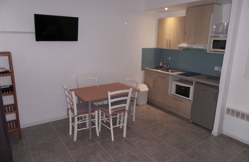 Cagnes-sur-Mer Apartment | Appartement Deux Pièces Dans Villa