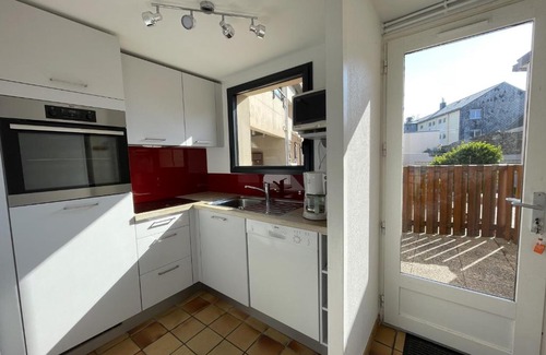 Saint-Pair-sur-Mer Apartment | Appartement Duplex en Front de Mer avec Terrasse – Accès Direct Plage – 2 Chambres + Cabine - FR-1-361-456