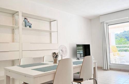 Cavaliere Apartment | Appartement en bord de mer avec terrasse, 3 pièces, 4 couchages, parking privé au Lavandou - FR-1-251-555