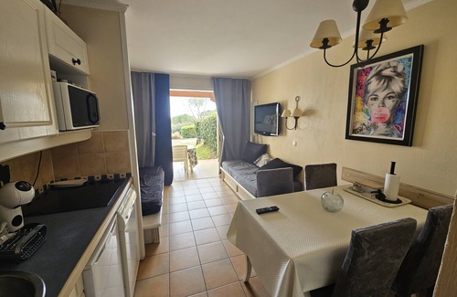 Les Restanques Apartment | Appartement en rez de Jardin vue mer sur le Golfe de Saint Tropez