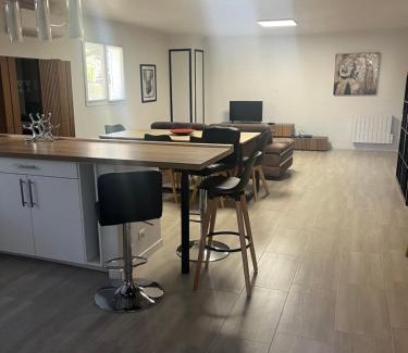 Les 3 Ponts Apartment | Appartement entier 1 à 4 personnes au calme avec parking gratuit