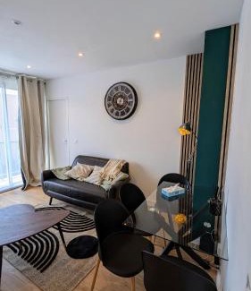 Centre-Ville Apartment | Appartement entier rénové Pontoise centre