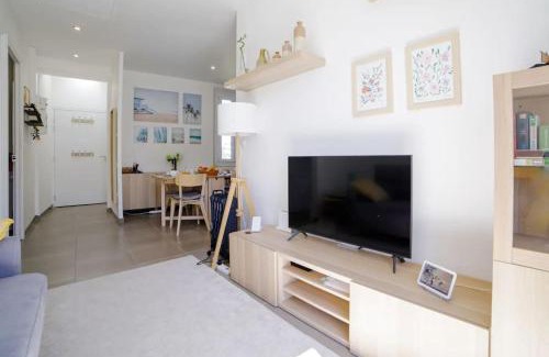 Riou - Petit Juas - Av de Grasse Apartment | Appartement familial, lumineux, calme avec parking