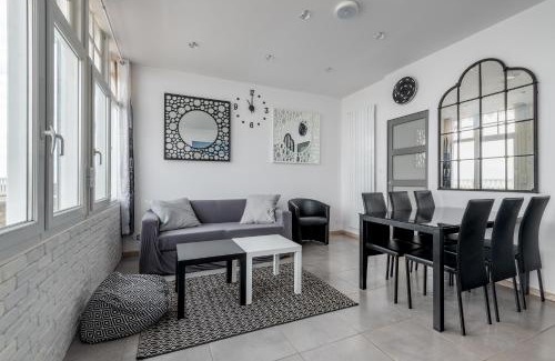 Arromanches-les-Bains Apartment | Appartement en front de mer avec terrasse et vue mer