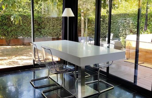 Voisins-le-Bretonneux Apartment | Appartement contemporain jardin & jacuzzi