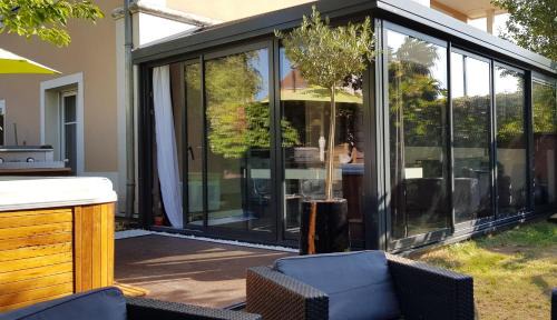 Voisins-le-Bretonneux Apartment | Appartement contemporain jardin & jacuzzi