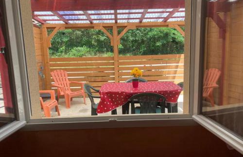 Compreignac Apartment | Appartement indépendant, terrasse couverte, rouge