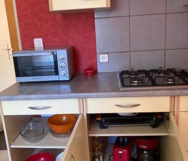 Compreignac Apartment | Appartement indépendant, terrasse couverte, rouge