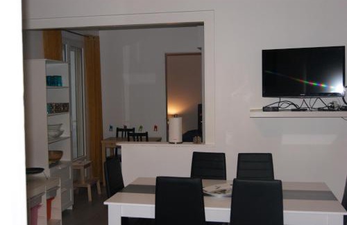 Cote Ouest Ormeaux Apartment | appartement individuelle refais a neuf,ds maison de maître,6 couchages dont un lit kingsize,cuisine avec lave vaisselle,rue privative pour se garer, accessibilité au jardin