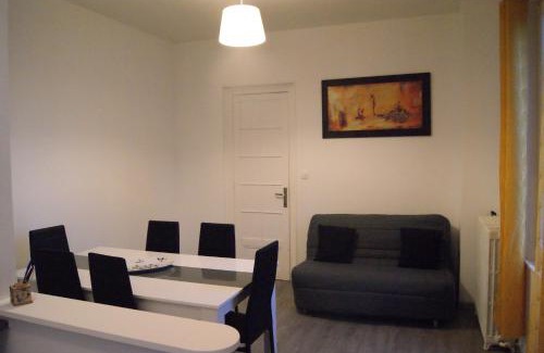Cote Ouest Ormeaux Apartment | appartement individuelle refais a neuf,ds maison de maître,6 couchages dont un lit kingsize,cuisine avec lave vaisselle,rue privative pour se garer, accessibilité au jardin