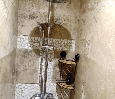 Saint-Nazaire Apartment | Appartement lumineux au cœur de la garrigue