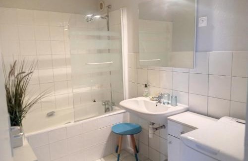 Granville Apartment | Appartement lumineux avec ascenseur, balcon et wifi gratuit à Granville - FR-1-361-123