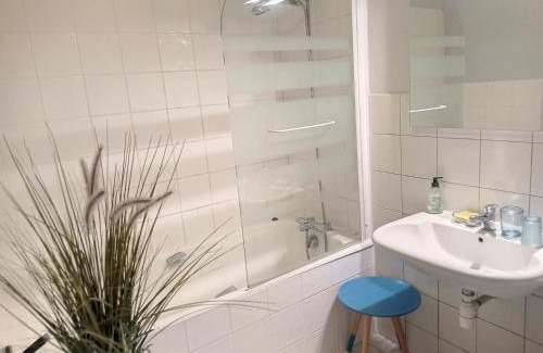 Granville Apartment | Appartement lumineux avec ascenseur, balcon et wifi gratuit à Granville - FR-1-361-123
