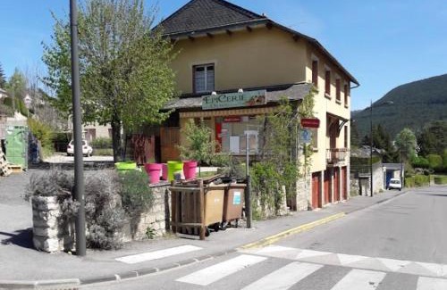 Mende Apartment | Appartement lumineux dans une impasse, calme