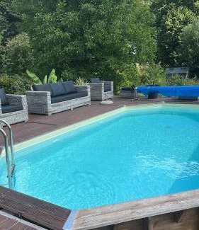 Autre Eglise House | Appartement lumineux et chaleureux avec piscine estivale
