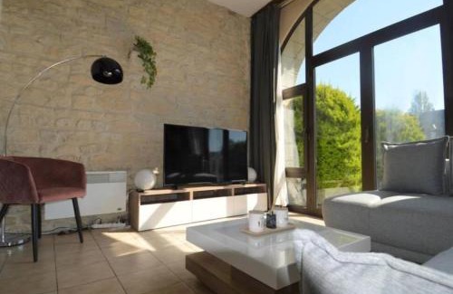 Commes Apartment | Appartement lumineux et cosy avec jardin vue sur chateau près Port en Bessin, Bayeux et Omaha Beach