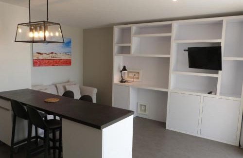 La Tranche-sur-Mer Apartment | Appartement luxe 4 pers, bord de mer, balcon, piscine, animaux admis, parking, WiFi - FR-1-194-196