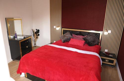 Le Bourget Apartment | Appartement Luxe Floral Stay 15 Min To CDG And Paris
