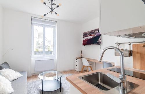 Yves Farge - Le Fleuve Apartment | Appartement Macé - Welkeys