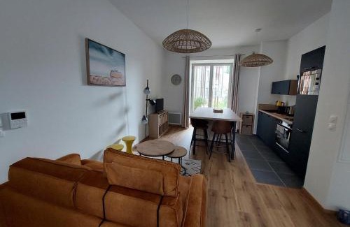 Le Palais Apartment | Appartement moderne avec terrasse près des plages - FR-1-418-258