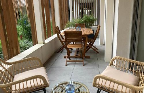 Le Palais Apartment | Appartement moderne avec terrasse près des plages - FR-1-418-258