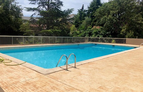 Riou - Petit Juas - Av de Grasse Apartment | Appartement neuf, piscine, terrasse, vue mer.