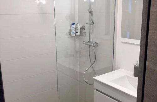 Riou - Petit Juas - Av de Grasse Apartment | Appartement neuf, piscine, terrasse, vue mer.
