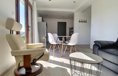 Clairvaux-les-Lacs Apartment | Appartement près du lac