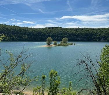 Clairvaux-les-Lacs Apartment | Appartement près du lac