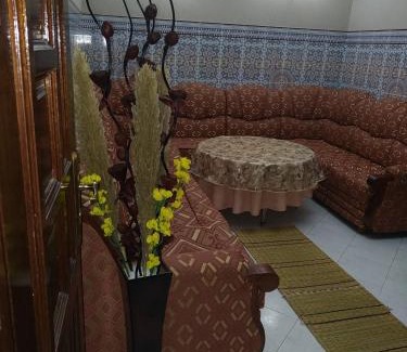 Bni Makada Apartment | APPARTEMENT PROCHE BUS CTM 90M2 PROPRETE ET HYGIENE IRREPROCHABLE très bien équipé UNE CHAMBRE et 2 SALONS avec couchage seddari