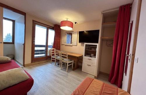 Meribel-Mottaret Apartment | Appartement rénové à Méribel, 1 chambre, 3 couchages, balcon, accès pistes, casier à skis, WIFI - FR-1-355-175