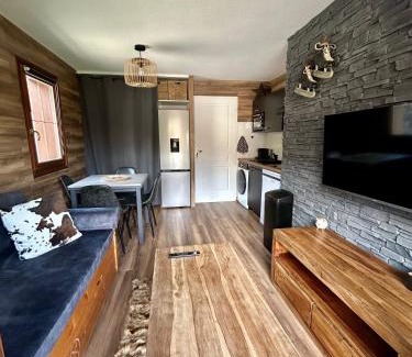 Flumet Apartment | Appartement rénové au pied des pistes avec piscine, sauna, linge inclus et animaux acceptés