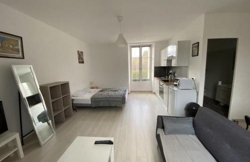 La Roche-Posay Apartment | Appartement Rénové avec Cuisine Américaine et WIFI, Proche des Thermes Saint Roch - FR-1-541-32
