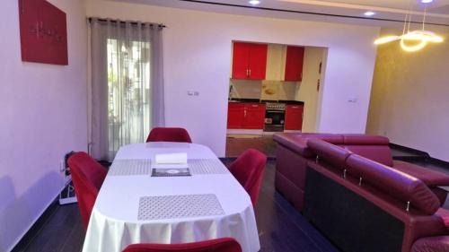 Lome Apartment | Appartement red, classique et harmonieuse