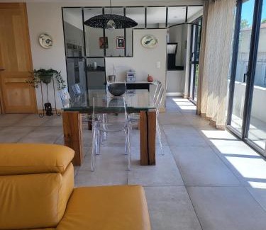 L'Isle-sur-la-Sorgue Apartment | Appartement standing bord Sorgue