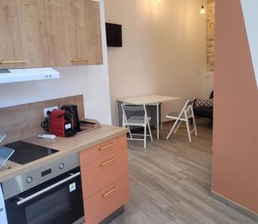 Gares Apartment | Appartement Secteur Gare et Place de la Comédie, Wifi et Climatisation