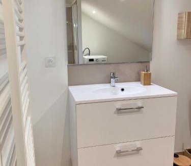 Amberieu-en-Bugey Apartment | Appartement spacieux et lumineux proche gare