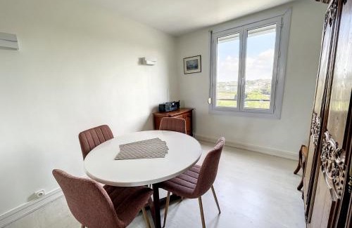 Donville-les-Bains Apartment | Appartement spacieux près de la plage et commerces, 4 couchages - FR-1-361-433