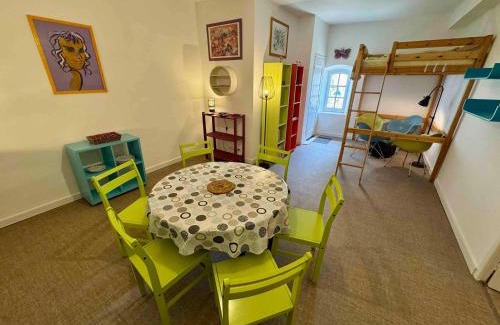 Laure-Minervois Apartment | Appartement spacieux à Laure-Minervois avec piscine
