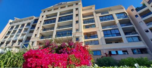Cannes La Bocca Apartment | Appartement spacieux climatisé piscines