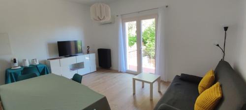 Montauroux Apartment | Appartement spacieux dans Villa Prasada près du lac et du village, avec belle vue