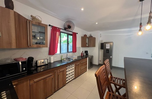 Albion Apartment | Appartement Spacieux Idéal Pour les Familles, à 5 min de la Plage Publique